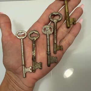 5 Vintage Antique Brass Skeleton Keys estate lot lock & key large size